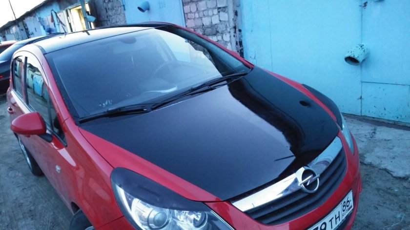 Опель Корса красная с черной крышей