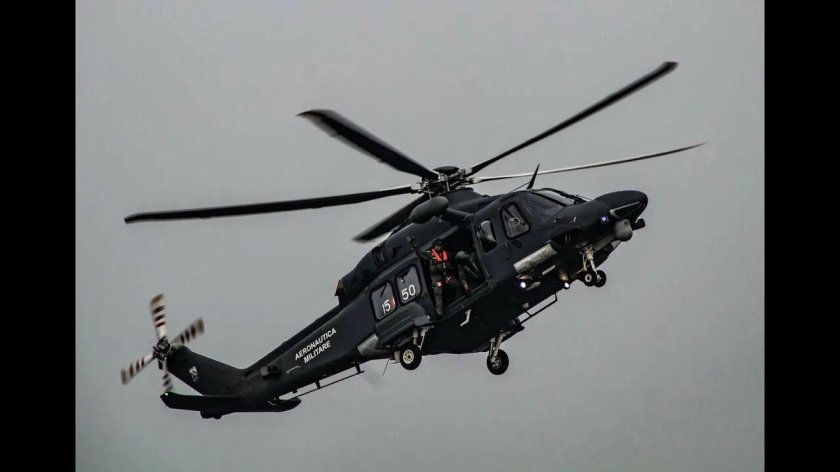 Черный военный вертолет