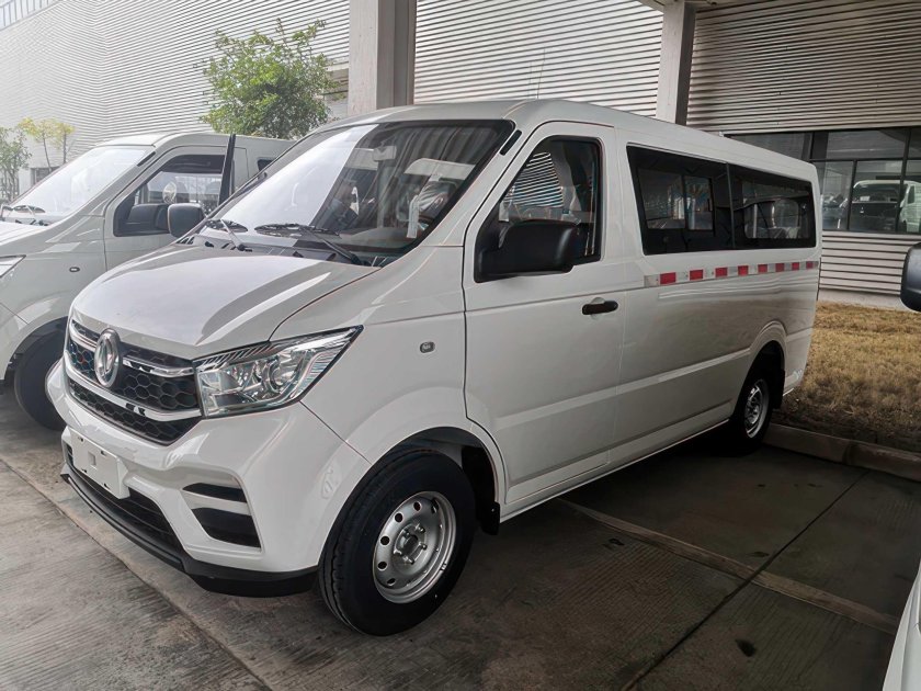 Китайский микроавтобус 2023
