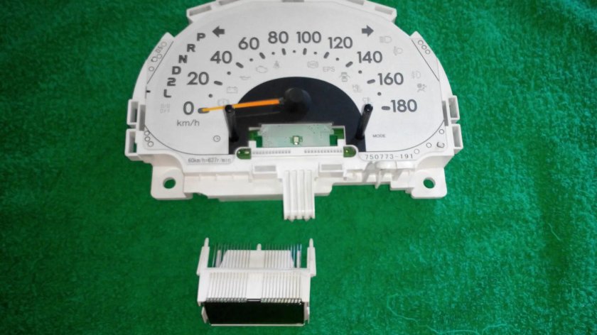 Daihatsu Mira приборная панель