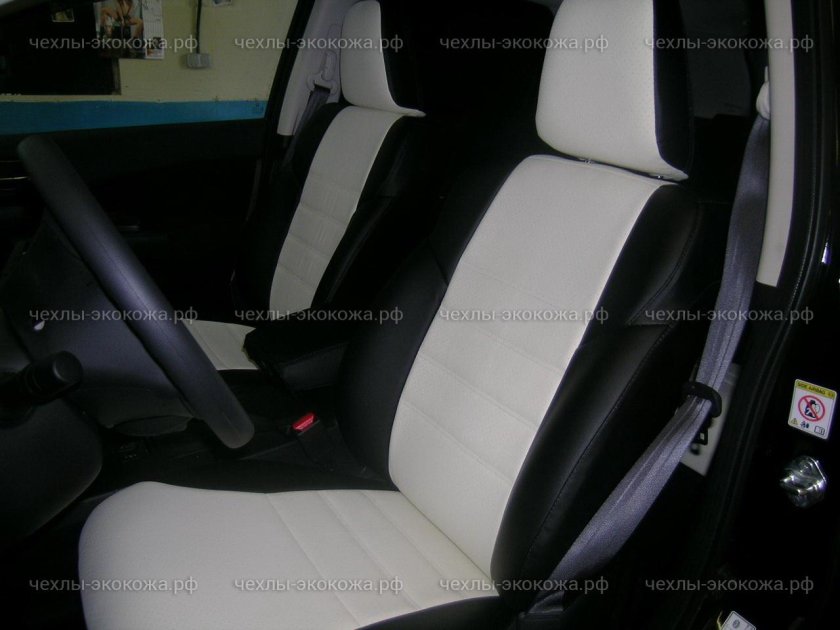Белая Хонда CRV С черными чехлами