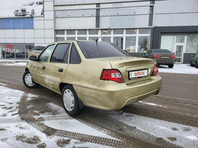 Daewoo Nexia золотистая