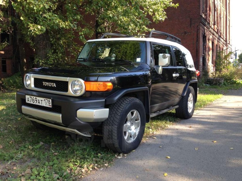 Джип Тойота с белой крышей