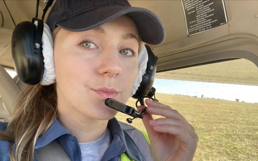 Девушка пилот гражданской авиации