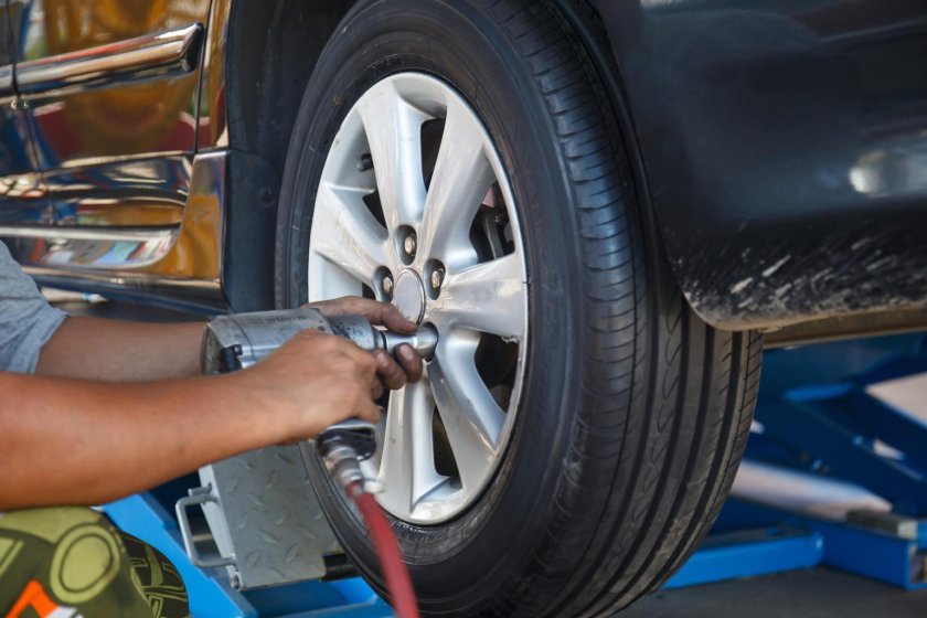 Снятие колеса с автомобиля