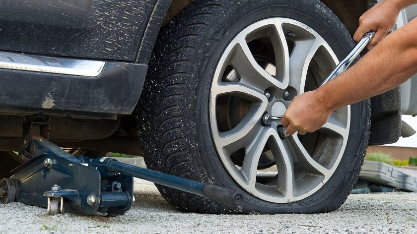 Спустило колесо на машине