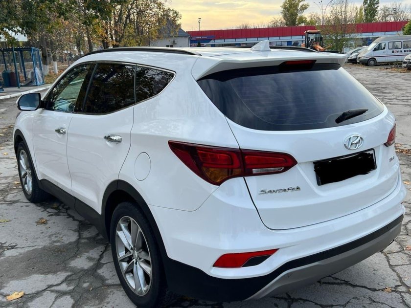 Хендай Санта Фе вид сзади 2023