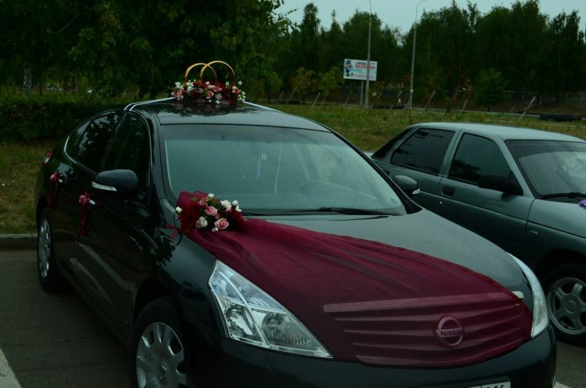 Украшения на машину бордовый цвет