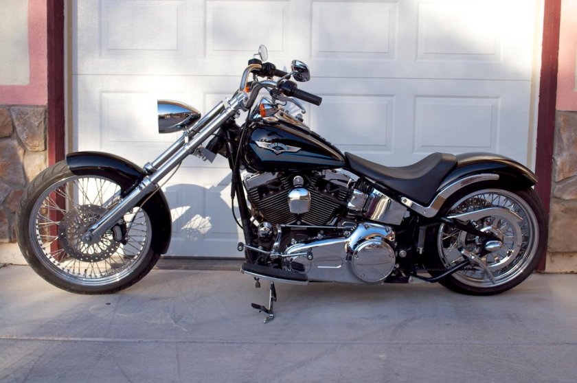 Мотоцикл Harley Davidson чоппер