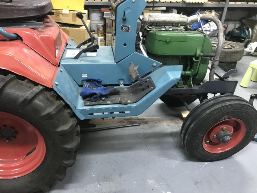 Трактор КМЗ-012