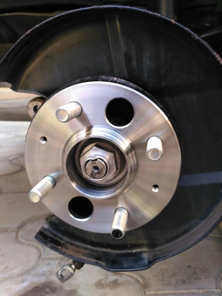 Длинные шпильки с резьбой на ступице Honda Accord 7 2.4