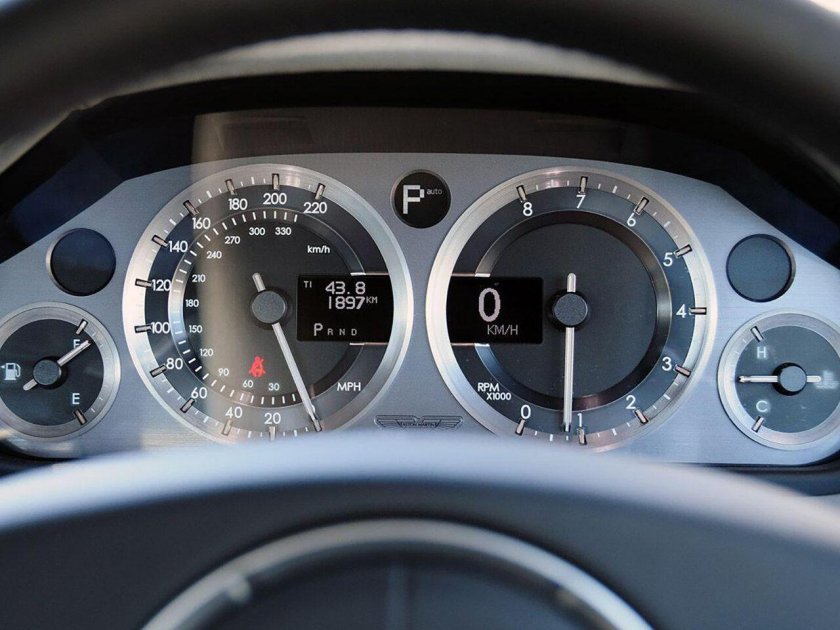 Приборка Астон Мартин