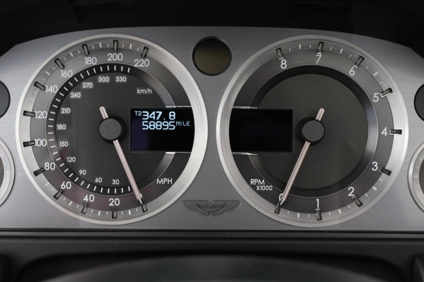 Панель приборов Aston Martin DB