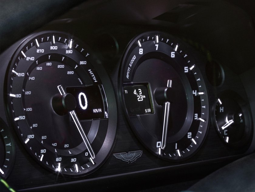 Приборная панель Aston Martin