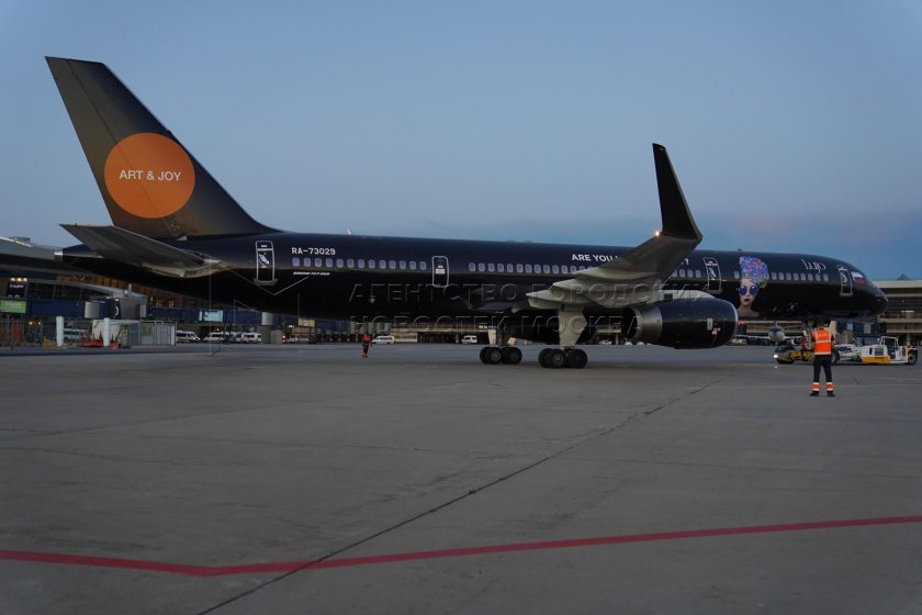 Azur Air 757 черный