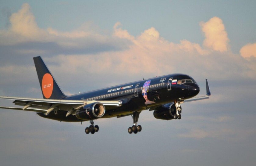Boeing 757-200 Black Jet