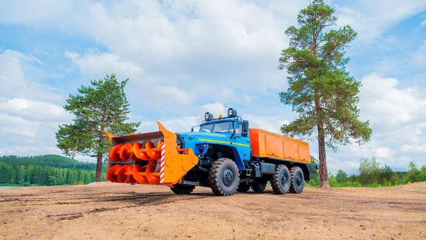 Шнекороторный снегоочиститель Урал