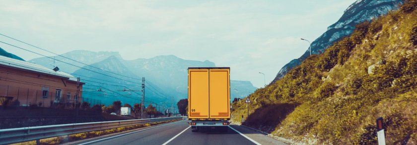 Грузовик на дороге