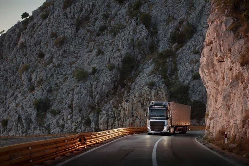 Грузовик на дороге