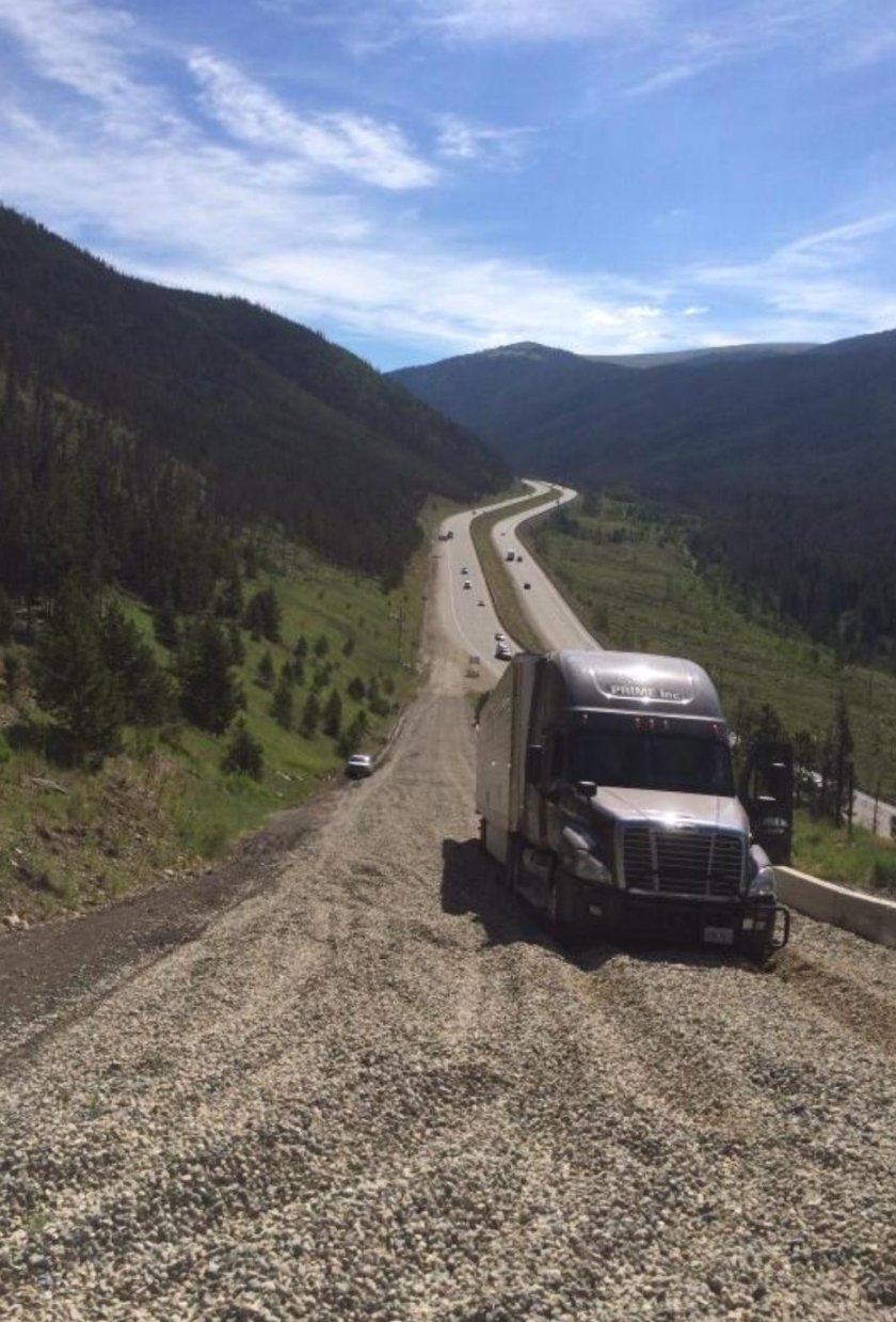 Грузовой автомобиль на спуске