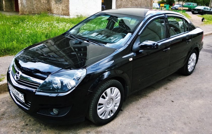 Опель Астра 2010 седан черный