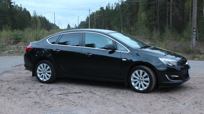 Опель Астра 2014 седан черная
