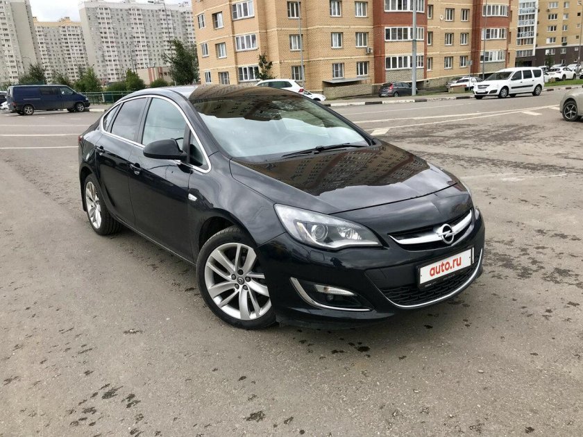 Опель Астра 2014 седан черная
