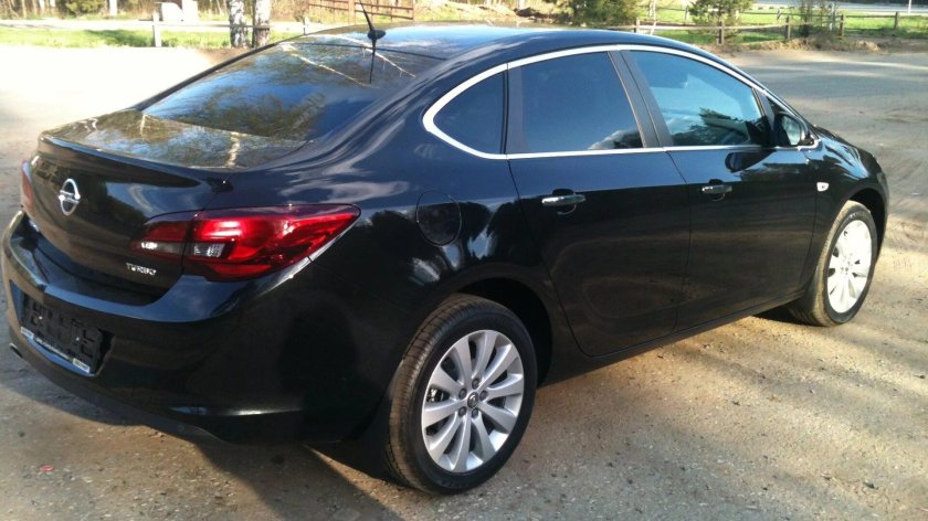 Опель Астра седан 2013 черная