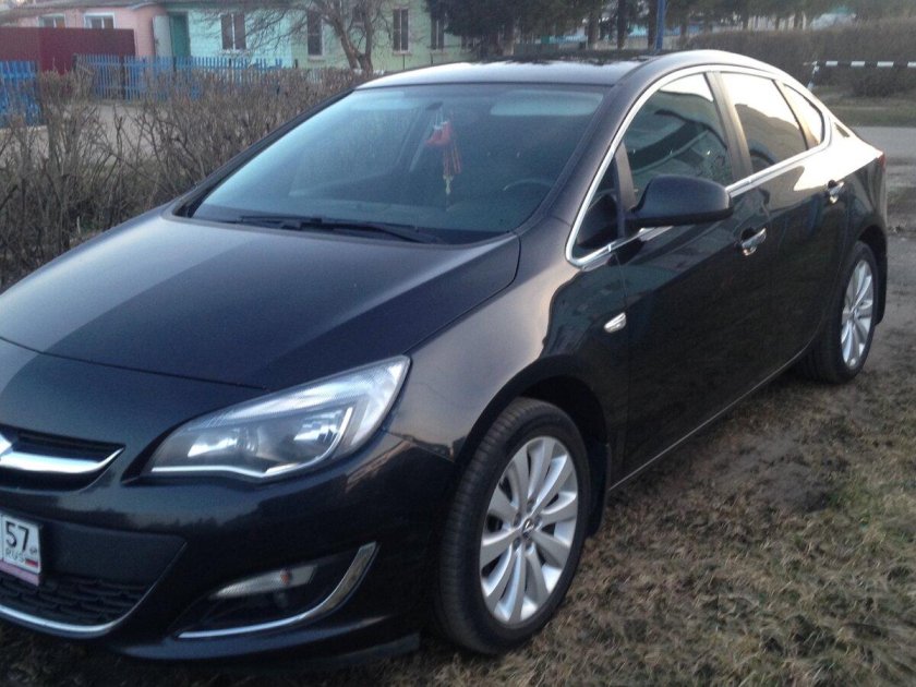 Опель Астра седан 2013 черная