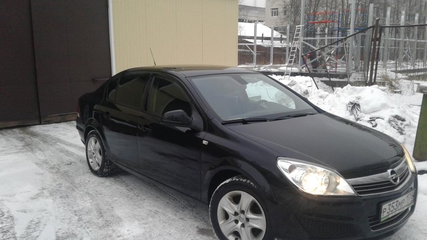 Опель Астра 2010 седан черный