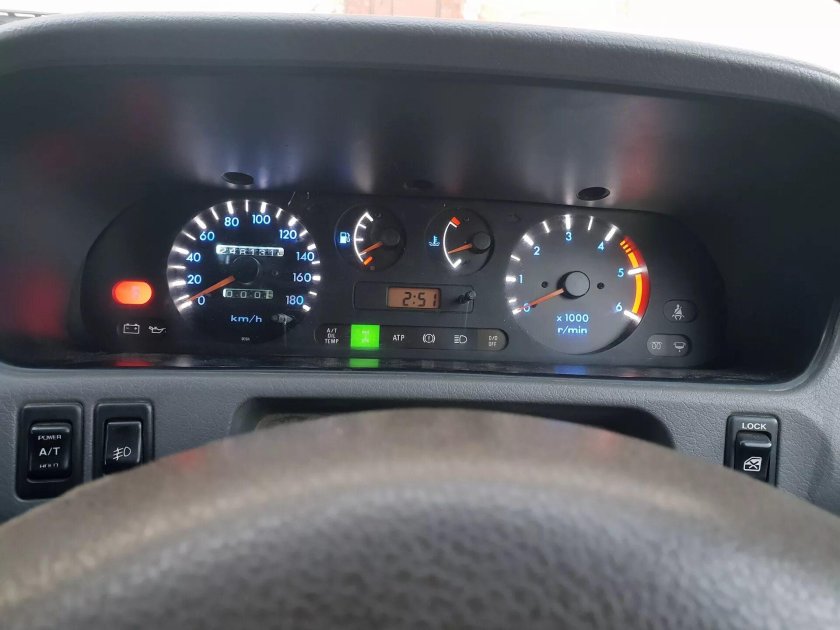 Ниссан Мистраль панель приборов