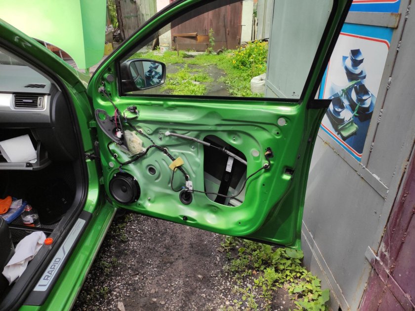 Шкода Рапид дверь без обшивки