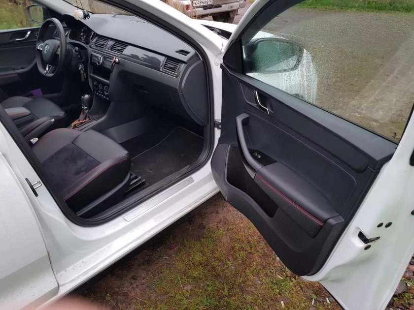 Открытая дверь Шкода Рапид