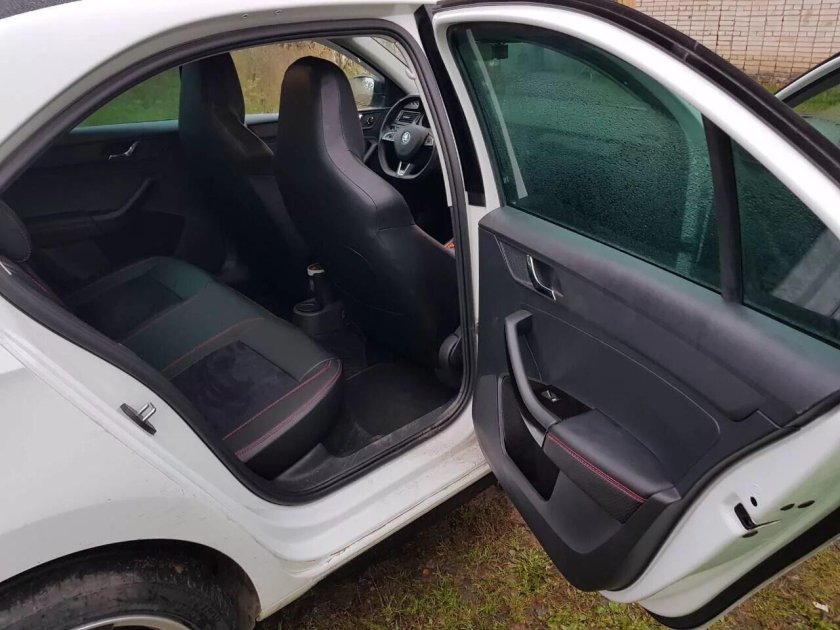 Рапид задняя дверь салон