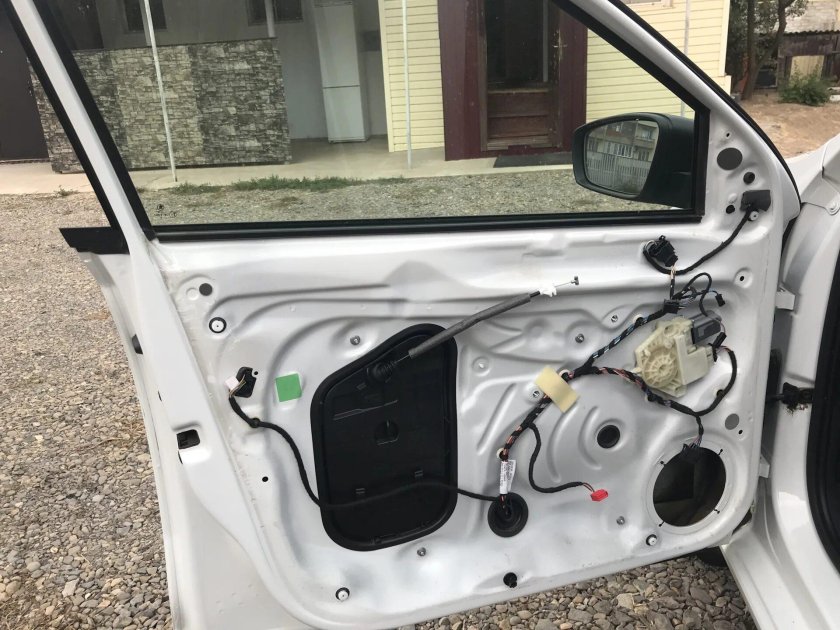 Дверь Шкода Рапид передняя