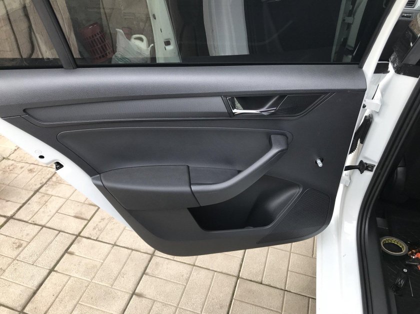 Задняя дверь Шкода Рапид