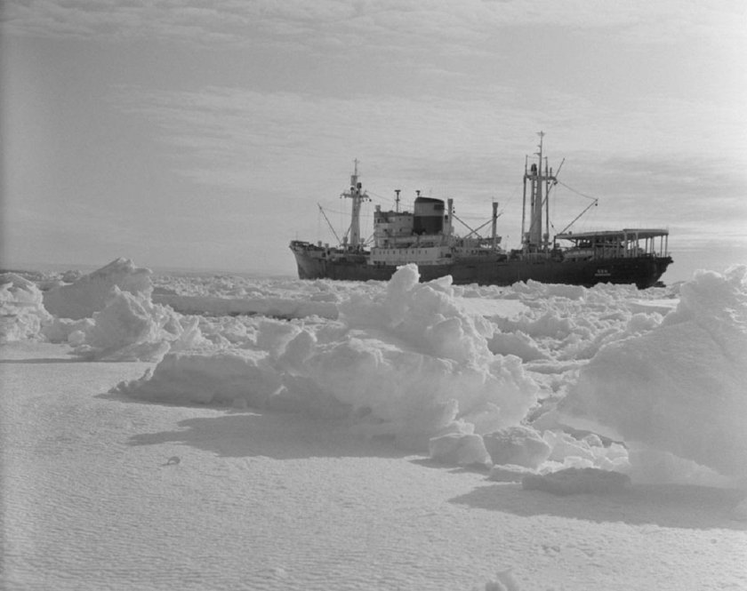 Дизель электроход Обь в Антарктиде