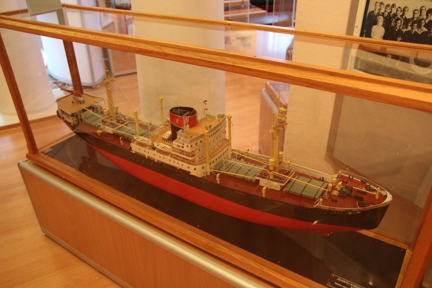 Дизель электроход Обь судно