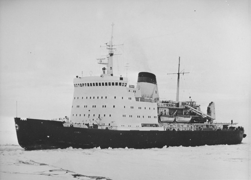 Дизельный ледокол Адмирал Макаров