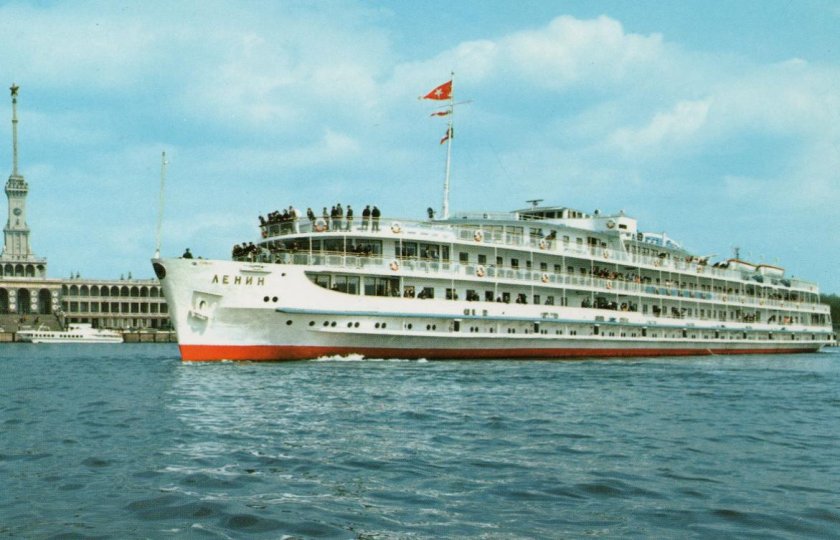 Речной дизель электроход Ленин