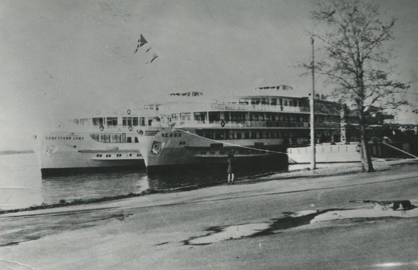 Дизель электроход Ленин