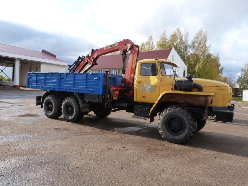 Два Урала на эвакуаторе