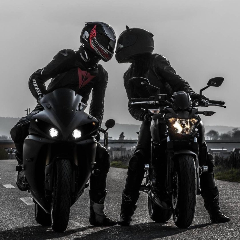 Два парня на мотоцикле