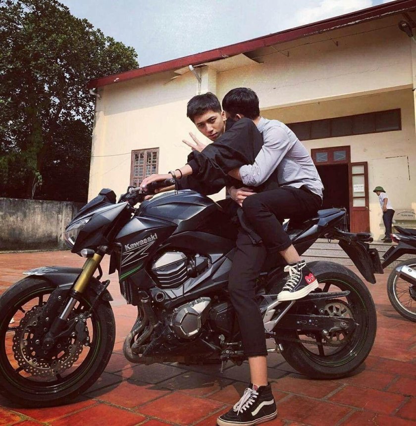 Два парня на мотоцикле