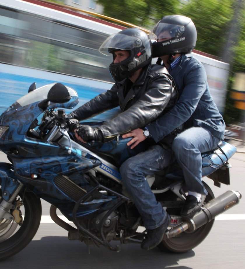 Пассажир на мотоцикле