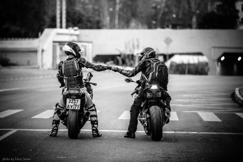 Байкер едет