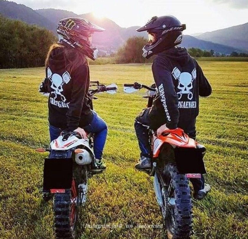 Парень с девушкой на питбайках