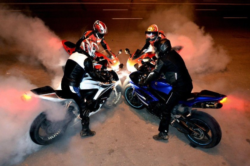 Компания мотоциклистов