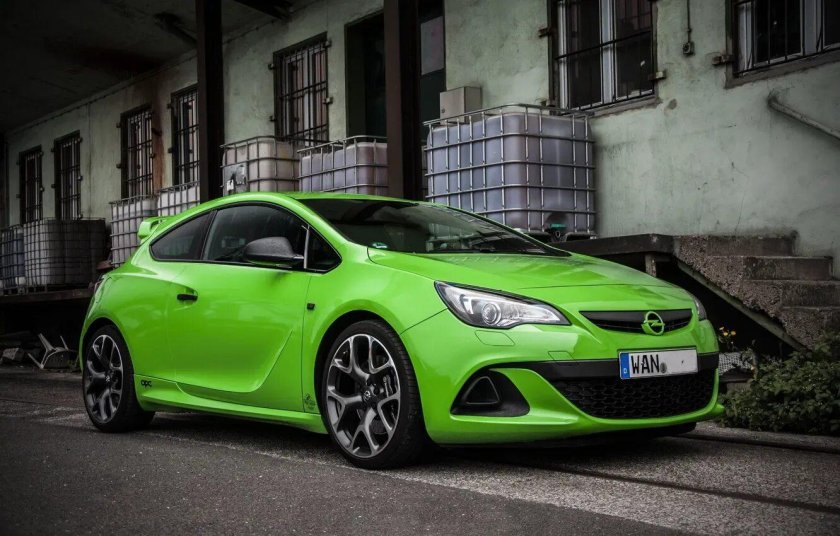 Opel Astra j GTC зеленая