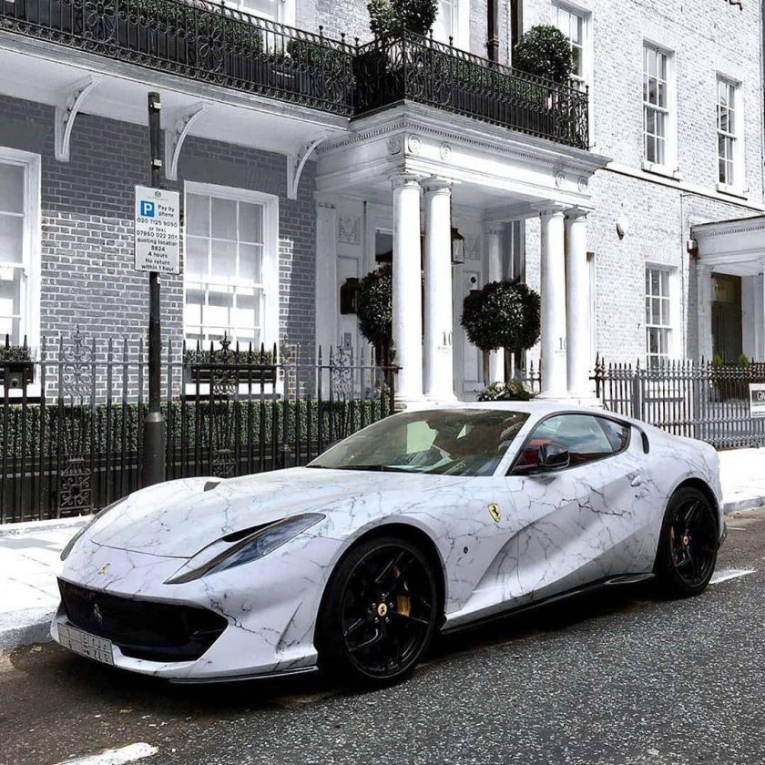 Феррари в мраморной пленке